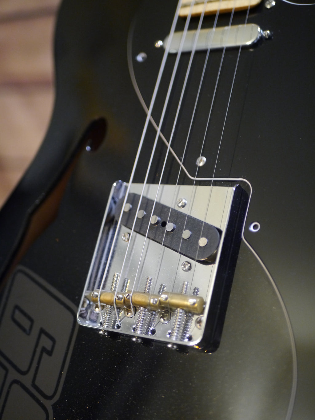 Raven-Guitars Bradocaster 60s Thinline Sparkling Metallic Black