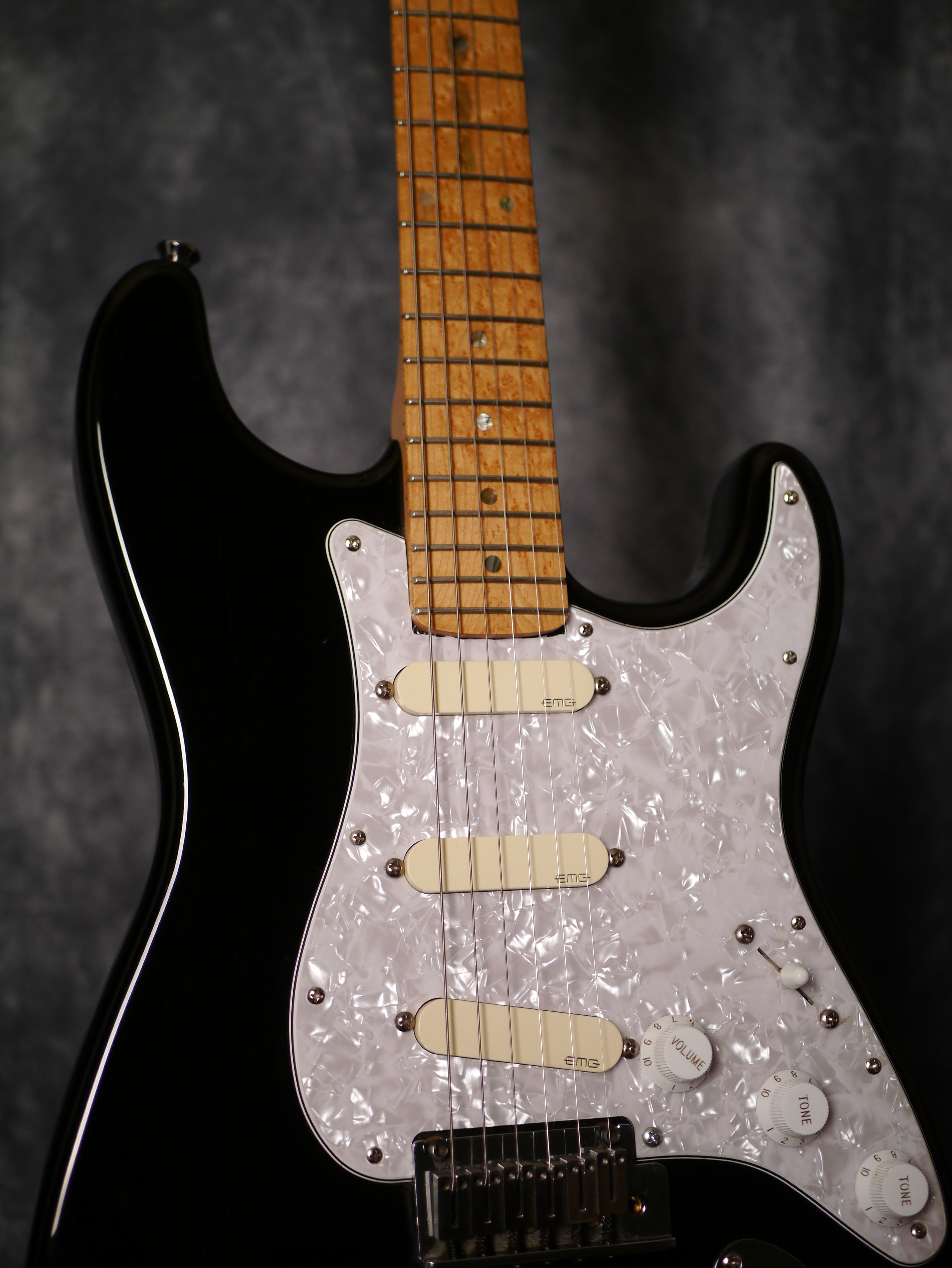 Fender Lite Ash Stratocaster – Black · 2008 · EMG DG20 David Gilmour made in Korea