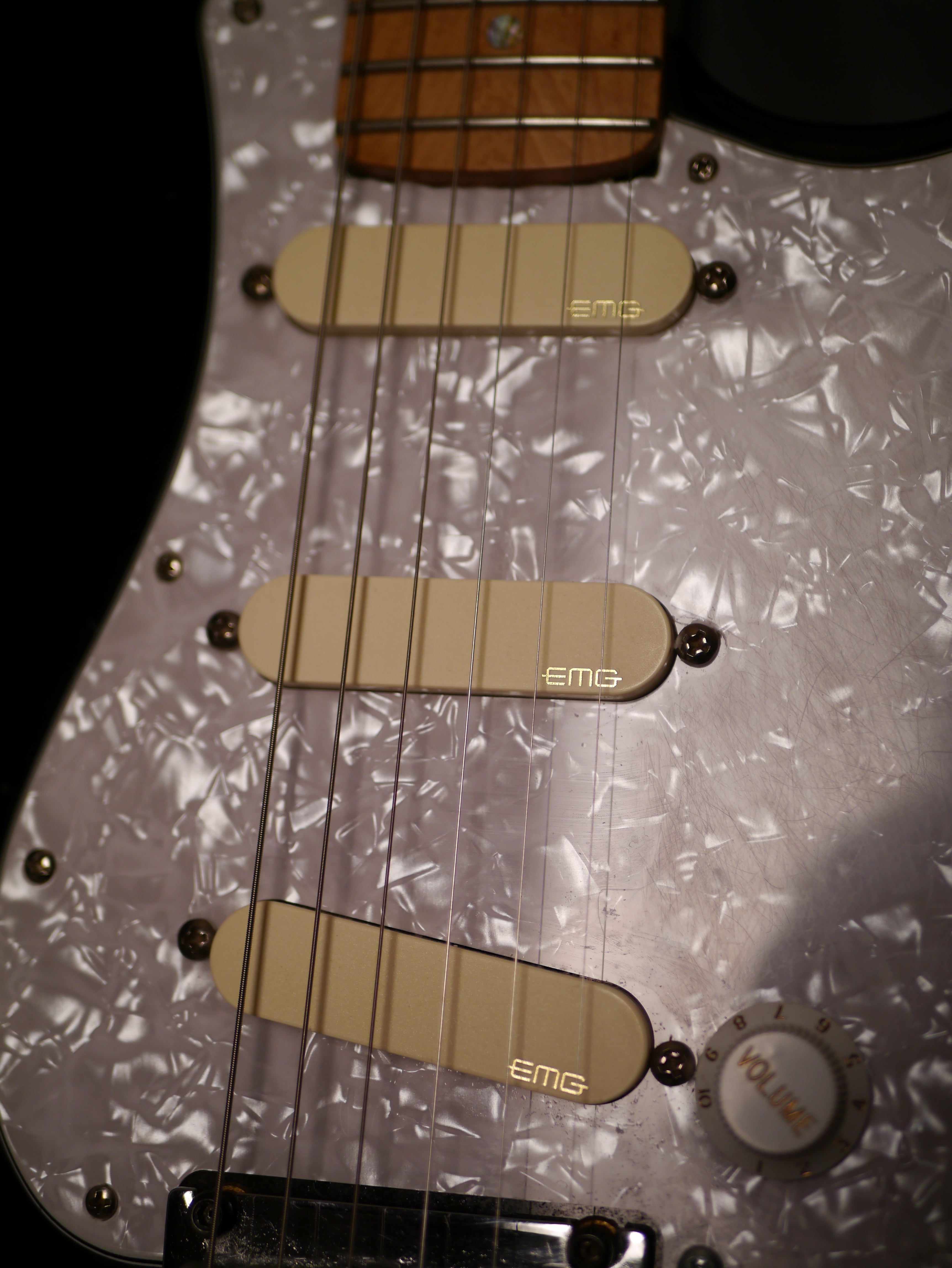 Fender Lite Ash Stratocaster – Black · 2008 · EMG DG20 David Gilmour made in Korea