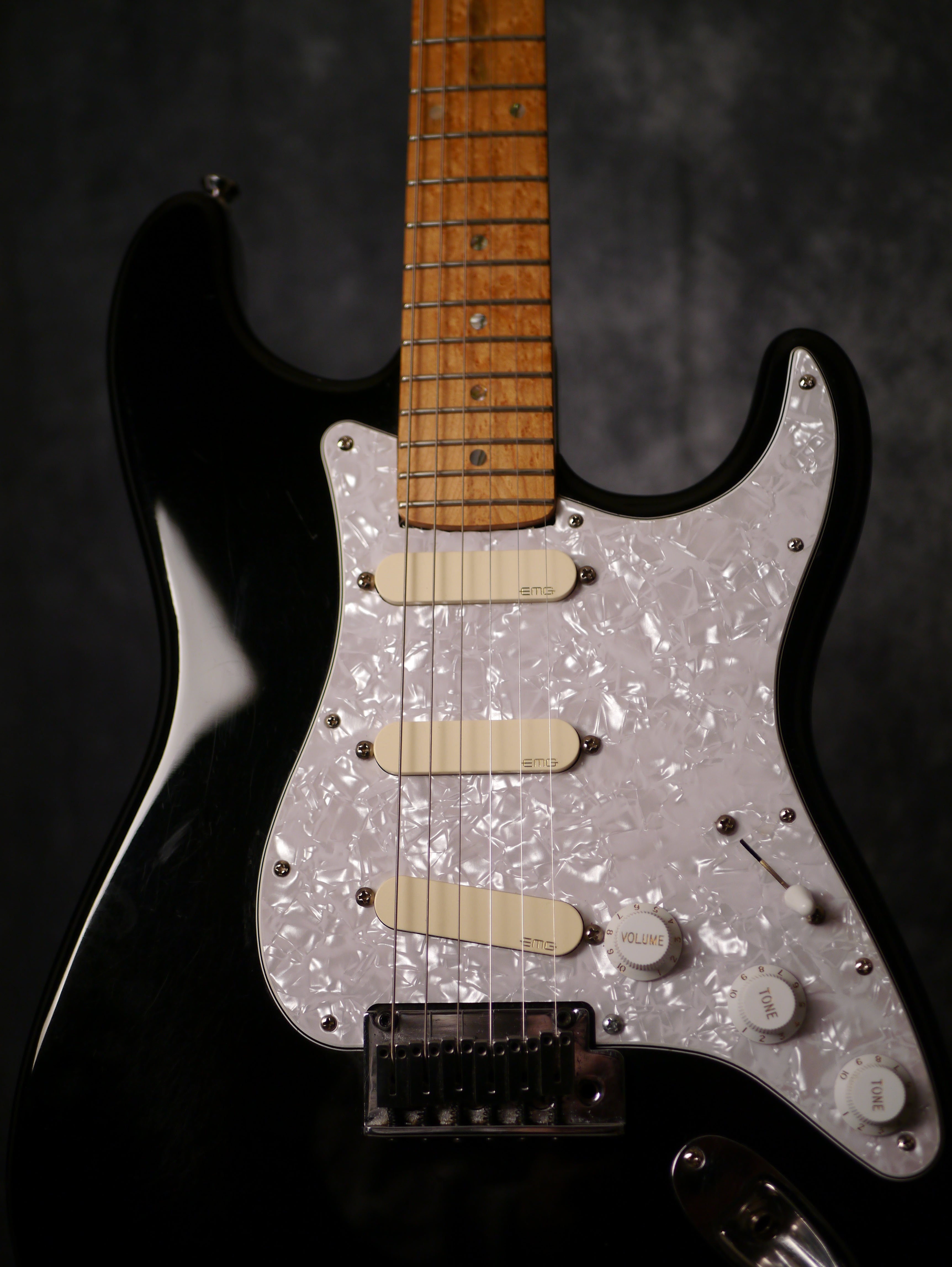 Fender Lite Ash Stratocaster – Black · 2008 · EMG DG20 David Gilmour made in Korea