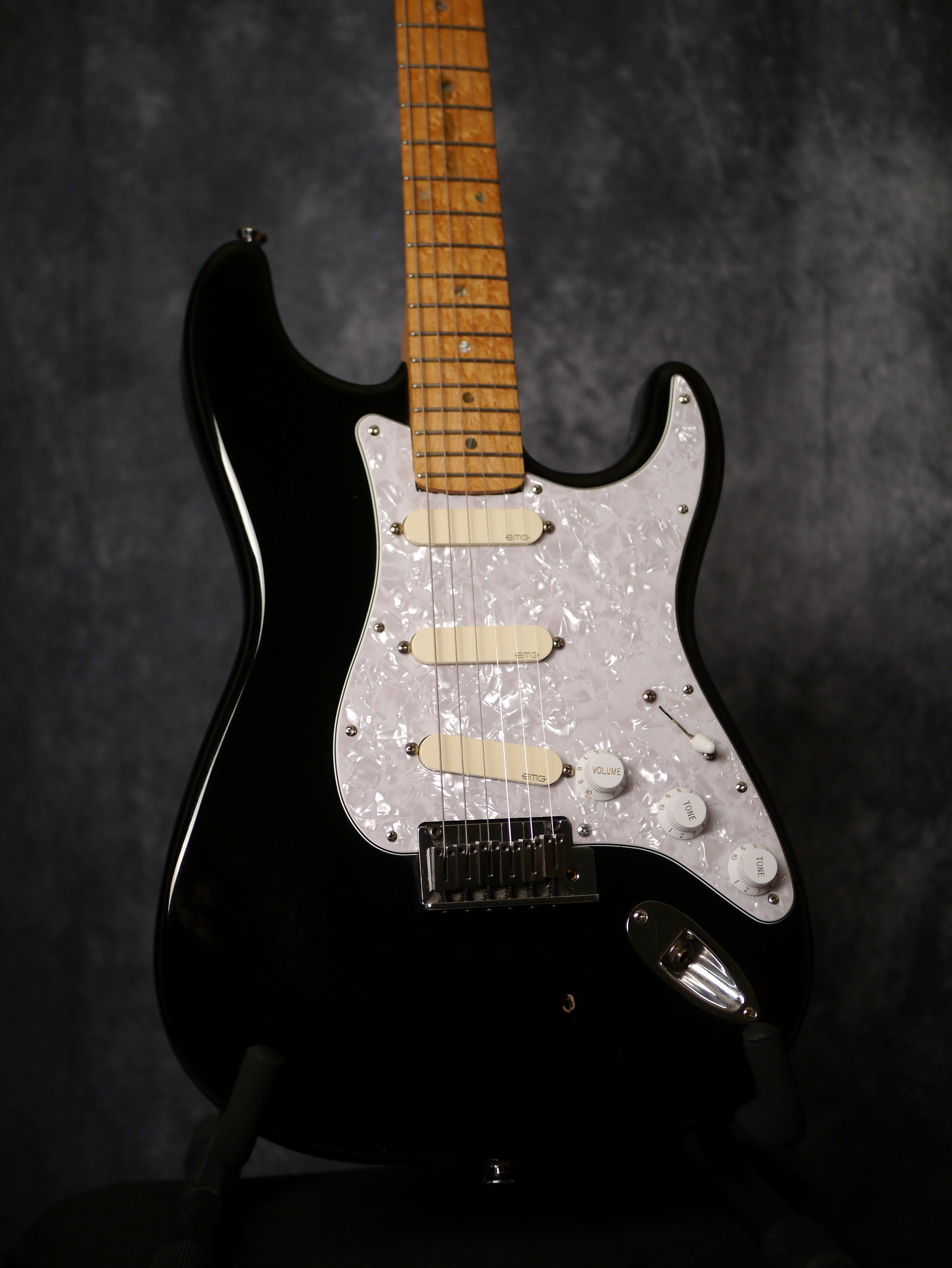 Fender Lite Ash Stratocaster – Black · 2008 · EMG DG20 David Gilmour made in Korea